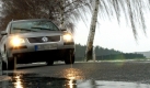Bei Regen fährt am Montag (22.11.2004) ein Auto über eine Straße nahe Beeskow, auf der sich bereits große Pfützen gebildet haben. Aus der weißen Pracht der letzten Tage wird allmählich grauer Matsch. Auch für die kommenden Tage sagen die Meteorologen nass-kaltes Wetter mit Temperaturen um fünf Grad Celsius vorher. Foto: Patrick Pleul (zu lbn 4182 vom 22.11.2004) ZB FUNKREGIO OST/lbn -Honorarfrei nur für Bezieher des ZB-Regiodienstes- Foto: dpa