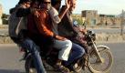 Wie viele Menschen passen auf ein Motorrad: Fünf afghanische Jungen demonstrieren es. Foto: S.Sabawoon Foto: dpa
