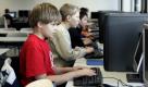 Inzwischen hat die Technik Einzug gehalten. Fast jedes Klassenzimmer in Deutschland verfügt heute über einen Computer mit Internetzugang. So lernen die Schüler, sich aus verschiedenen Quellen zu informieren. Foto: ddp