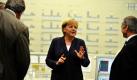 Bundeskanzlerin Angela Merkel (CDU) unterhält sich in der Leitwarte des Atomkraftwerk Lingen mit RWE-Chef Jürgen Großmann (links) und Gerd Jäger, Vorstand von RWE Power. Zwischen der Bundesregierung und dem Energieriesen soll es in letzter Zeit Spannungen gegeben haben, die hinter verschlossenen Türen ausdiskutiert werden sollen. Merkel setzte ihre in Rostock begonnene Energie-Reise zu zehn Standorten in Deutschland fort. Foto: dpa