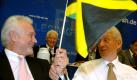 Politiker können sich offenbar mit Jamaika anfreunden: Der Fraktionsvorsitzende der schleswig-holsteinischen FDP, Wolfgang Kubicki (l), und der Landesvorsitzende Jürgen Koppelin schwenken auf dem FDP-Landesparteitag in Norderstedt (Kreis Segeberg) die Fahne Jamaikas. Foto: dpa