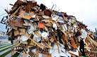 Vor dem Staatstheater in Darmstadt nimmt ein Mitarbeiter letzte Veränderungen an der Raum-Klang-Installation The Big Crunch (Das große Knirschen) der Architekten Jan Liesegang und Frauke Gerstenberg vom Raumlabor Berlin  vor. Am Abend wird das Kunstwerk der Öffentlichkeit präsentiert. Das riesige Knäuel aus weggeworfenen Alltagsgegenständen ist Teil des Architektursommers Rhein-Main 2011. Foto: dapd