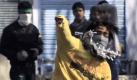 A Kashmiri protester throws stones at paramilitary soldiers during a strike called by the All Parties Hurriyat Conference in Srinagar, India, Saturday, Dec. 5, 2009. Government forces on Saturday fired tear gas to quell hundreds of demonstrators during street protests in Indian Kashmir's main city against the assault of a senior separatist leader who was shot and critically wounded by gunmen, officials said. (AP Photo/Dar Yasin) Foto: ap