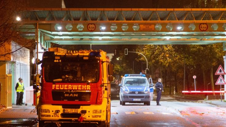 Polizei und Feuerwehr stehen in der Einfahrt zum Gelände des Paketdienstleisters Hermes