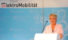 Mit Ausstellungen und Veranstaltungen will das Forum zudem über den Stand der Technik informieren und den automobilen Stromsaugern mit verstärkter Öffentlichkeitsarbeit zum Durchbruch verhelfen. Auch wenn Fahrzeuge künftig an der Steckdose tanken, müsse man dem Ruf gerecht werden, dass die besten Autos aus Deutschland kommen, forderte Bundesministerin Annette Schavan in ihrer Eröffnungsrede. Foto: press-inform