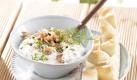 Krabbenquark (8 Portionen): Saft von 1 Zitrone auspressen. 1 großes Bund Dill und 1 Bund Schnittlauch waschen, trocken tupfen. Dillfähnchen von den Stielen zupfen, grob hacken. Schnittlauch in feine Röllchen schneiden. 250 g Speisequark, 200 g Sahne (z. B. Rama Cremefine zum Verfeinern) und 1 EL Öl mit einem Schneebesen glatt rühren. Dill und Schnittlauch unterrühren. Mit Salz, Pfeffer, Zucker und Zitronensaft abschmecken. 100 g Krabben dazugeben, unterheben und etwa 30 Minuten ziehen lassen. Wenn der Quark zu fest ist, etwas Mineralwasser unterrühren. Foto: Unilever/ Rama