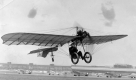 Der Flugpionier Hans Grade startete an seinem 60. Geburtstag, am 17. Mai 1939, mit einem Original-Flugzeug aus dem Jahre 1909 auf dem Berliner Flughafen Tempelhof. Wenn der Geburtstagflug auch nicht mehr als 550 Meter betrug, staunten die Flugkapitäne der großen Lufthansaflugzeuge, was so eine alte Kiste und so ein Alter Knochen noch zu leisten vermochten. Foto: wikipedia/Bundesarchiv