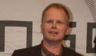 Der Musiker Herbert Groenemeyer haelt am Mittwoch (28.08.02) in Berlin eine goldene Platte der Single 'Mensch' in die Hoehe. Der Rockmusiker stellte in Berlin sein neues Album 'Mensch' vor. Fuer den 46-Jaehrigen ist es die erste Album-Neuveroeffentlichung seit 1998, als seine bislang letzte Platte 'Bleibt alles anders' auf den Markt kam. Groenemeyer ist mit mehr als zwoelf Millionen verkauften Tontraegern einer der erfolgreichsten deutschen Rockstars. Foto: Johannes Eisele/ ddp Foto: ddp