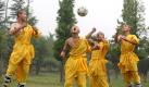 Bislang waren Kung-Fu, Tai-Chi und Qigong die einzigen Sportarten der Shaolin-Mönche. In der Tagou-Wushu-Mönchsschule in Dengfeng in Zentralchina steht jetzt auch Fußball auf dem Programm. Foto: imago