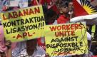 Protesting employees of Philippine Airlines display their placards during a rally Friday, Nov. 12, 2010 near the Presidential palace in Manila, Philippines. The airline employees opposed the planned mass lay-off of workers and appealed to President Benigno Aquino III to intervene in behalf of the workers. (AP Photo/Pat Roque) Foto: ap