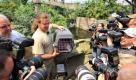 Massenandrang: Opossum Heidi blickt neben Tierpfleger Michael Ernst während des Umzuges in ihr neues Gehege in der Tropenhalle Gondwanaland im Zoo Leipzig. Foto: dpa