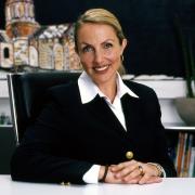 Dr. Petra Berger ist Fachärztin für plastische und ästhetische Chirurgie.