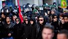 Linksautonome ziehen während der Revolutionären-1.Mai-Demo in Berlin-Neukölln durch die Straßen. Ein Großaufgebot der Polizei ist im Einsatz, um Ausschreitungen zu verhindern. Die Kundgebung musste abgebrochen werden. Foto: dpa