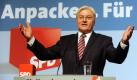ARCHIV - Frank-Walter Steinmeier, Bundesaußenminister und SPD-Spitzenkandidat für die Bundestagswahl im September, spricht am 25.02.2009 beim Politischen Aschermittwoch der SPD in Cuxhaven. Zwei Monate vor der Bundestagswahl gibt sich die SPD trotz schlechter Umfragewerte optimistisch. In der kommenden Woche will sich die Parteispitze mit ihrem Kanzlerkandidaten Frank-Walter Steinmeier in ein Seehotel bei Potsdam zur Klausur zurückziehen, um die «heiße Phase» des Wahlkampfes vorzubereiten. Foto: Ingo Wagner dpa (zu dpa 4134 vom 25.07.2009) +++(c) dpa - Bildfunk+++ Foto: dpa
