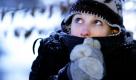 Spaziergängerin Sarah reibt sich bei klirrender Kälte in Bielefeld die Hände. Die Temperaturen Mitte Januar lagen zwischen -4 und 1 Grad Celsius. Foto: dpa