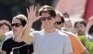 Tom Cruise freut sich unter der Sonne des spanischen Sevilla auf die Premiere seines neuesten Films Knight And Day. Die Actionkomödie kommt am 22. Juli in die deutschen Kinos. Foto: ap