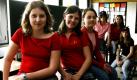 So schick können Schuluniformen sein: Anna Bauer, Denise Meythaler, Franziska Pfeffer (von links) präsentieren nach Schulschluss stolz ihre Uniformen. Die Mädchen und ihre Mitschüler tragen auf freiwilliger Basis T-Shirts und Hemden mit dem Schullogo. Das können sich Politiker von CDU und SPD angesichts des Wettstreits um Markenklamotten auch in ganz Deutschland vorstellen: Aus den beiden Fraktionen gab es einen Vorstoß zur Einführung einer einheitlichen Kleidung in der Penne. Foto: ap