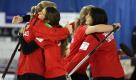 Das deutsche Curling-Team Andrea Schopp, Melanie Robillard, Corinna Scholz und Monika Wagner feiern ihren Sieg bei der Europäischen Curling Meisterschaft. In Aberdeen, Schottland, gewannen sie gegen das Schweizer Team. Foto: ap