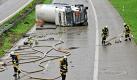 Ein mit flüssigem Sauerstoff beladener Tanklastwagen liegt auf der A 95 bei Wolfratshausen (Oberbayern) auf der Seite. Der Fahrer und sein Beifahrer wurden bei dem Unglück verletzt. Wegen Explosionsgefahr mussten die Fahrbahnen in beide Richtungen gesperrt werden teilte die Polizei mit. Foto: dpa