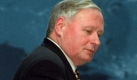 Der wiedergewählte SPD-Vorsitzende Oskar Lafontaine, der auf dem Bundesparteitag der Sozialdemokraten in Hannover am 2. September 1997 hinter dem niedersächsischen Ministerpräsidenten Gerhard Schröder vorbei geht. Foto: dpa