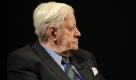 Altbundeskanzler Helmut Schmidt (SPD) spricht in Hamburg während des Zeit Forums anlässlich der Vorstellung des Buches Zug um Zug im Thalia Theater. Schmidt hat das Buch zusammen mit dem früheren Bundesfinanzminister Peer Steinbrück (SPD) verfasst, den er sogleich zum kommenden Kanzlerkandidaten ausrief. Foto: dapd