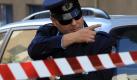 Ein griechischer Polizeioffizier hinter dem Absperrband am Ort einer Bombenexplosion in Athen. (Archivbild) Foto: dpa
