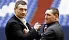 Der ukrainische Box-Champion Vitali Klitschko (links) posiert zusammen mit seinem Herausforderer Albert Sonowski aus Polen in der Veltins-Arena in Gelsenkirchen. Klitschko will beim Kampf gegen Sonowski an 29. Mai seinen Weltmeistertitel im Schwergewicht verteidigen. Foto: ap
