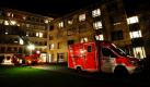 Die Feuerwehr steht nach Löscharbeiten am Montagabend vor dem Bethanienkrankenhaus in Solingen. Hier war nach einem Brand ein Mensch ums Leben gekommen, fünf weitere wurden verletzt.  Foto: ap