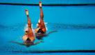 Marie-Pier Boudreau-Gagnon und  Chloe Isaac aus Kanada absolvieren  bei den Commonwealth Spielen in Neu Delhi ihr Duett im Synchronschwimmen. Noch bis zum 14. Oktober kämpfen Teilnehmer aus den Commonwealth-Staaten um Ruhe und Ehre. Foto: ap