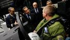 Der französische Präsident Nicolas Sarkozy (zweiter von links) besichtigt in Begleitung des französischen Verteidigungsministers Alain Juppe (dritter von links) einen Flugsimulator in der Militärstation in Saint Dizier im Osten des Landes. Im Anschluss gibt es einen offiziellen Neujahrsgruß des Präsidenten an die Armee. Foto: dapd