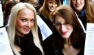 Hunderte junger Frauen stehen in einer Schlange und warten darauf, dass sie sich beim Casting zur 5. Staffel der TV-Show Germany's Next Topmodel in Köln der Jury präsentieren dürfen. Foto: dpa