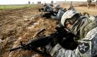 Bei einer Bombenräumung nahe der Provinz Helmand im Süden Afghanistans halten US-Soldaten Wache. Foto: ap