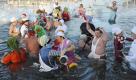 Am 8. Januar fand am Berliner Orankesee das 27. Winterschwimmen des Schwimmvereins Berliner Seehunde statt. Die Teilnehmer kamen aus Berlin, Brandenburg sowie Dänemark und hüpften unter dem Motto Küche verkleidet ins kalte Nass. Foto: dapd