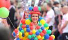 Im Vordergrund des Life Balls steht - auch wenn es so scheinen mag - nicht die extravagante Kostümierung der Gäste, sondern das Sammeln von Spenden zugunsten verschiedener Wohltätigkeitsorganisationen, die sich für den Kampf gegen Aids einsetzen. Foto: dpa