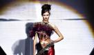 Mit Munitionsgurt: Ein Model präsentiert eine Kreation von  Maya Hansen während der Pasarela Cibeles Fashion Week in Madrid. Foto: ap