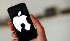 Verstorbener Apple-Chef Steve Jobs auf einem Apple iPhone 4: Zum ersten Mal seit Jahren hat Apple die Erwartungen der Börsianer enttäuscht. Foto: Julian Stratenschulte Foto: dpa