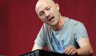 Techno-Star Paul Kalkbrenner (34) ist privat weder Konzertgänger, noch hat er eine Plattensammlung. «Ich höre gar keine Musik», sagte Kalkbrenner (Berlin Calling, Icke Wieder) der Nachrichtenagentur dpa in Berlin. Demnach bleibt er, was musikalische Einflüsse angeht, am liebsten «jungfräulich». Wenn er ein Album aufnehme, gucke er noch nicht einmal Fernsehen. Sein Bruder und Musikerkollege Fritz Kalkbrenner sei da anders - der höre und kenne alles. Foto: dpa