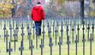 Während des Ersten Weltkrieges waren die Höhenzüge auf dem Hartmannsweilerkopf bei Cernay zwischen Deutschen und Franzosen erbittert umkämpft, mehr als 30.000 Soldaten verloren ihr Leben. «Männerfresser» heißt dieser Gipfel seitdem im regionalen Volksmund. Am Sonntag (13.11.11) ist Volkstrauertag, an dem in Deutschland traditionell der Toten der Weltkriege gedacht wird. Foto: dapd