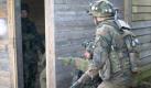 An einem Haus gehen die Soldaten in Stellung und schauen sich nach verletzten Kameraden um.

Credit: news.de/Timo Nowack Foto: news.de