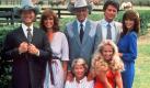 Foto fürs Familienalbum (von links, hinten): Larry Hagman als Fiesling J.R. Ewing, Linda Gray als dessen Frau Sue Ellen, Jim Davis als Vater Jock Ewing, Patrick Duffy als J.R.'s guter Bruder Bobby Ewing und Victoria Principal als dessen Frau Pamela Ewing. Vorne im Stuhl sitzend Barbara Bel Geddes als Miss Ellie Ewing und daneben Charlene Tilton als Enkelin Lucy. Von 1978 bis 1991 wurde Dallas produziert und erzählte vom Schicksal der fiktiven Familie Ewing in der texanischen Stadt Dallas. Foto: dpa