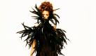 Ein Model präsentiert ein Federkleid des mexikanischen Designers Gianfranco Reni auf der  Mercedes Benz Fashion Show in Mexiko Stadt. Foto: ap