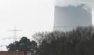 Einfamilienhaeuser stehen am Montag (10.12.07) in Lingen waehrend im Bildhintergrund der Kuehlturm des Atomkraftwerks Emsland Dampf in die Luft abgibt. Das Bundesamt fuer Strahlenschutz (BfS) hat am Wochenende eine Studie ueber gehaeufte Krebserkrankungen von Kindern in der Naehe von Atomkraftwerken vorgelegt. Demnach wurde in der Untersuchung des deutschen Kinderkrebsregisters bei Kindern in der Umgebung der Standorte deutscher Atomkraftwerke statistisch eine erhoehte Erkrankungshaeufigkeit fuer Krebs festgestellt.

Foto: Michael Gottschalk/ ddp Foto: ddp