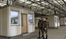Bei der Einreise aus Westdeutschland mussten die Reisenden in der vorgelagerten Pass-Annahmestelle ihren Pass und den Kraftfahrzeugschein abgeben. Foto: dpa
