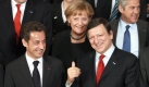 Drei, die sich einig sind: Kanzlerin Angela Merkel, Nicolas Sarkozy (l.) und der EU-Kommissionspräsident. Foto: dpa