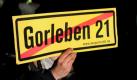 Ein Castor-Gegner hält am Dienstag (09.11.2010) bei der Räumung der blockierten Zufahrtsstraße zum Zwischenlager in Gorleben ein 'Gorleben 21' Schild in der Hand. Der zwölfte Atommülltransport aus der französischen Wiederaufbereitungsanlage La Hague hat inzwischen den Verladebahnhof in Dannenberg erreicht, von wo er auf der Straße ins Zwischenlager in Gorleben gebracht wird. Foto: Angelika Warmuth dpa/lni +++(c) dpa - Bildfunk+++ Foto: dpa