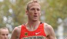 Jan Fitschen kam beim Marathon in Düsseldorf nicht ins Ziel. Foto: Arne Dedert Foto: dpa