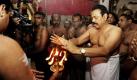 Der sri-lankische Präsident Mahinda Rajapaksa bei einem religiösen Ritual in einem Hindutempel in Jaffna. Am 26. Januar finden in Sri Lanka von Rajapaksa vorzeitige einberufene Wahlen statt, um sich die anhaltende Popularität seiner Regierung nach Beendigung des Bürgerkrieges zu Nutzen zu machen. Foto: ap