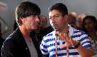 Tipps aus erster Hand: Bundestrainer Jogi Löw (links) und Ex-Selecao-Stürmer Giovane Elber im Gespräch. Foto: dpa