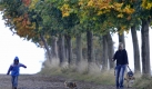 Spaziergänger spüren bei Goppeln in Sachsen, dass sich langsam der Herbst breit macht. Heftiger Wind und Temperaturen um 11 Grad Celsius werden auch die erste Hälfte der neuen Woche im Osten der Republik bestimmen.  Foto: ap