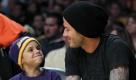 Sie hatten sichtlich Spaß: Fußballstar David Beckham (rechts) und sein Sohn Romeo wurden beim NBA-Spitzenspiel zwischen den Los Angeles Lakers und den Dallas Mavericks in L..A. gesichtet. Foto: dapd